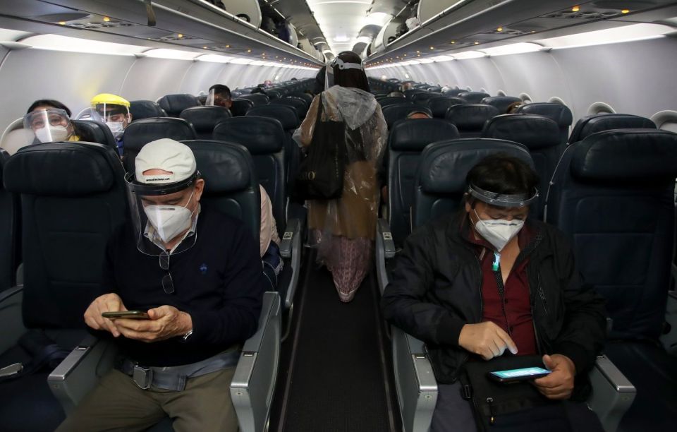 Conoce las mascarillas que prohibieron para volar en EEUU