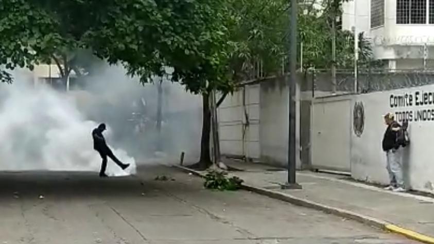 EN FOTOS: “Colectivos armados” que secuestraron la sede AD atacaron a militantes desde adentro con lacrimógenas #10Ago