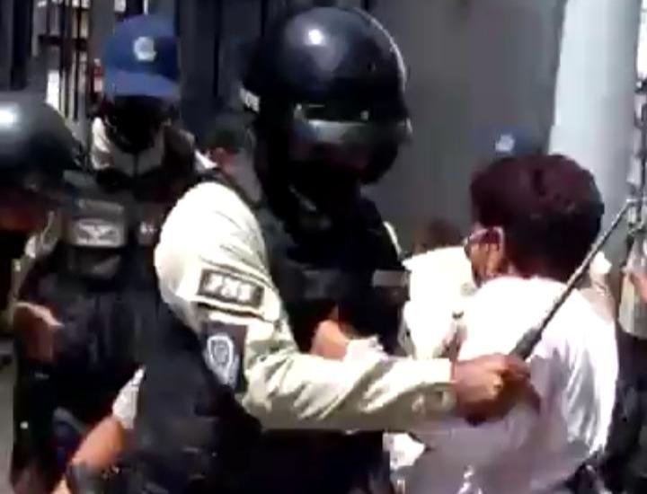 En Petare la policía le cayó a peinillazos a comerciantes informales por no acatar la cuarentena #20Ago (Video)