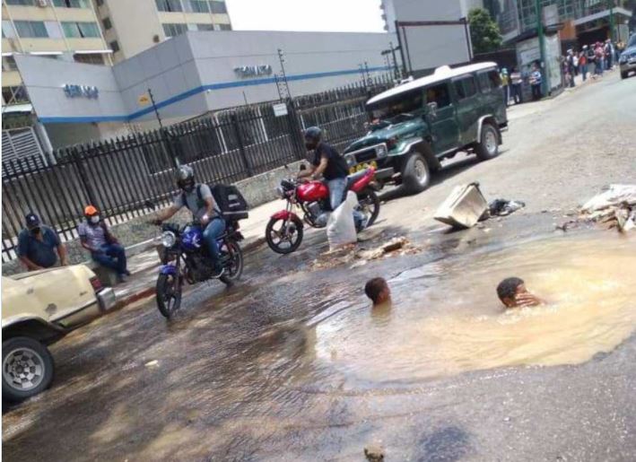 ¡Lo que faltaba! Bote de aguas frente al Unicentro El Marqués se convirtió en una “piscina” (Fotos)