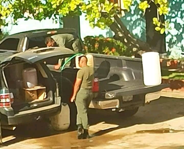 ¡PILLADOS! Par de joyitas de la GNB son captados in fraganti contrabandeando gasolina en Guárico (FOTOS)