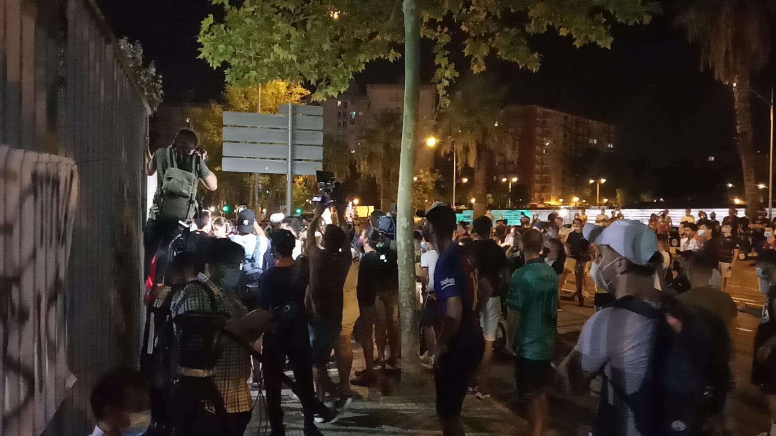 EXCLUSIVAS: Hinchas del Barcelona protestaron a las puertas del Camp Nou a favor de Messi (FOTOS Y VIDEOS)