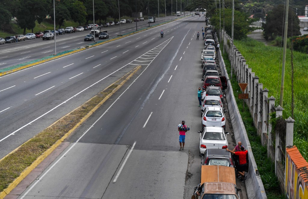 Arrancará nueva semana de “flexibilización” protagonizada por las colas de gasolina