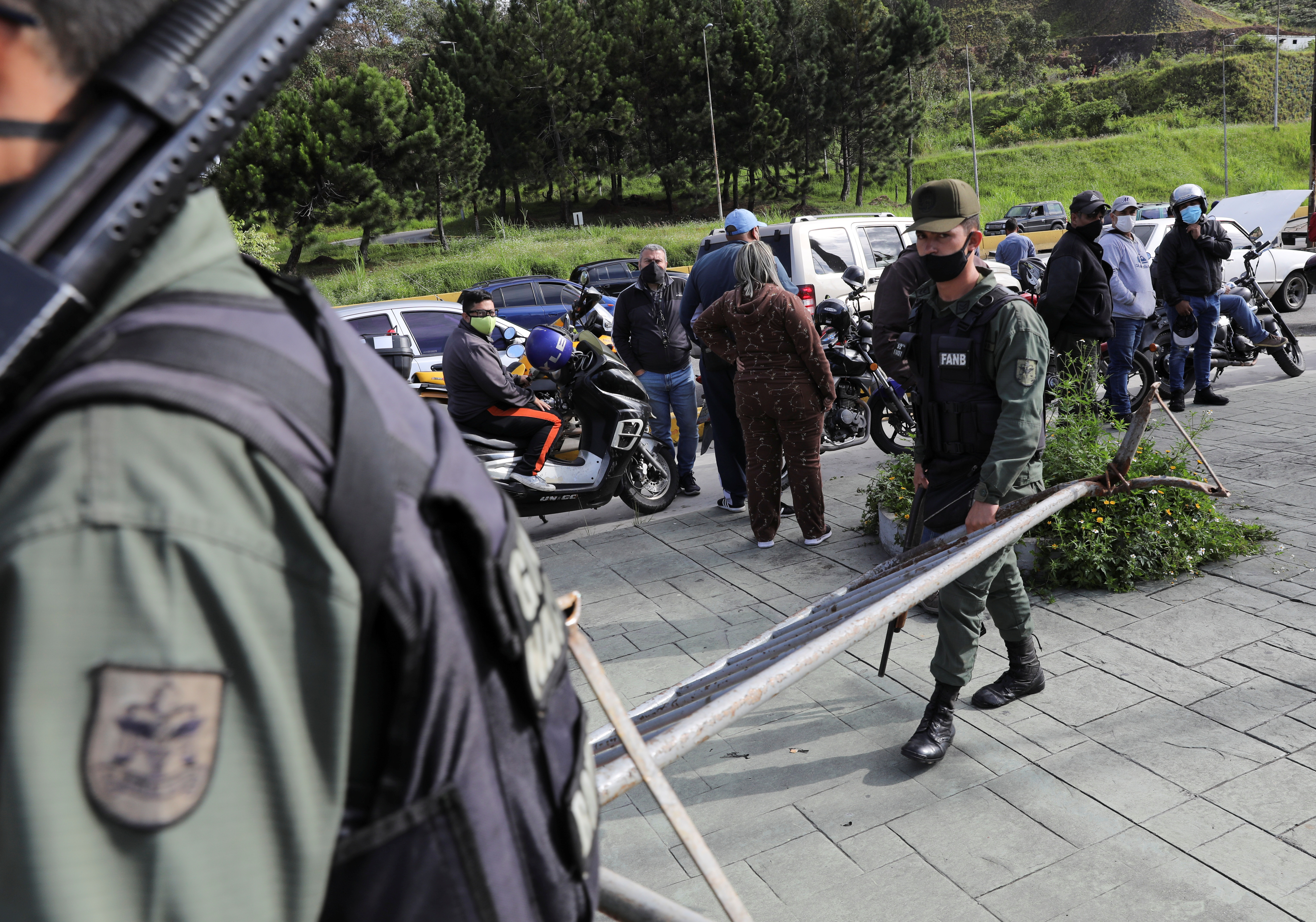 Fuerzas de Maduro golpean y arrestan al periodista Luis López mientras cubría protesta de mujeres en Vargas #8Mar