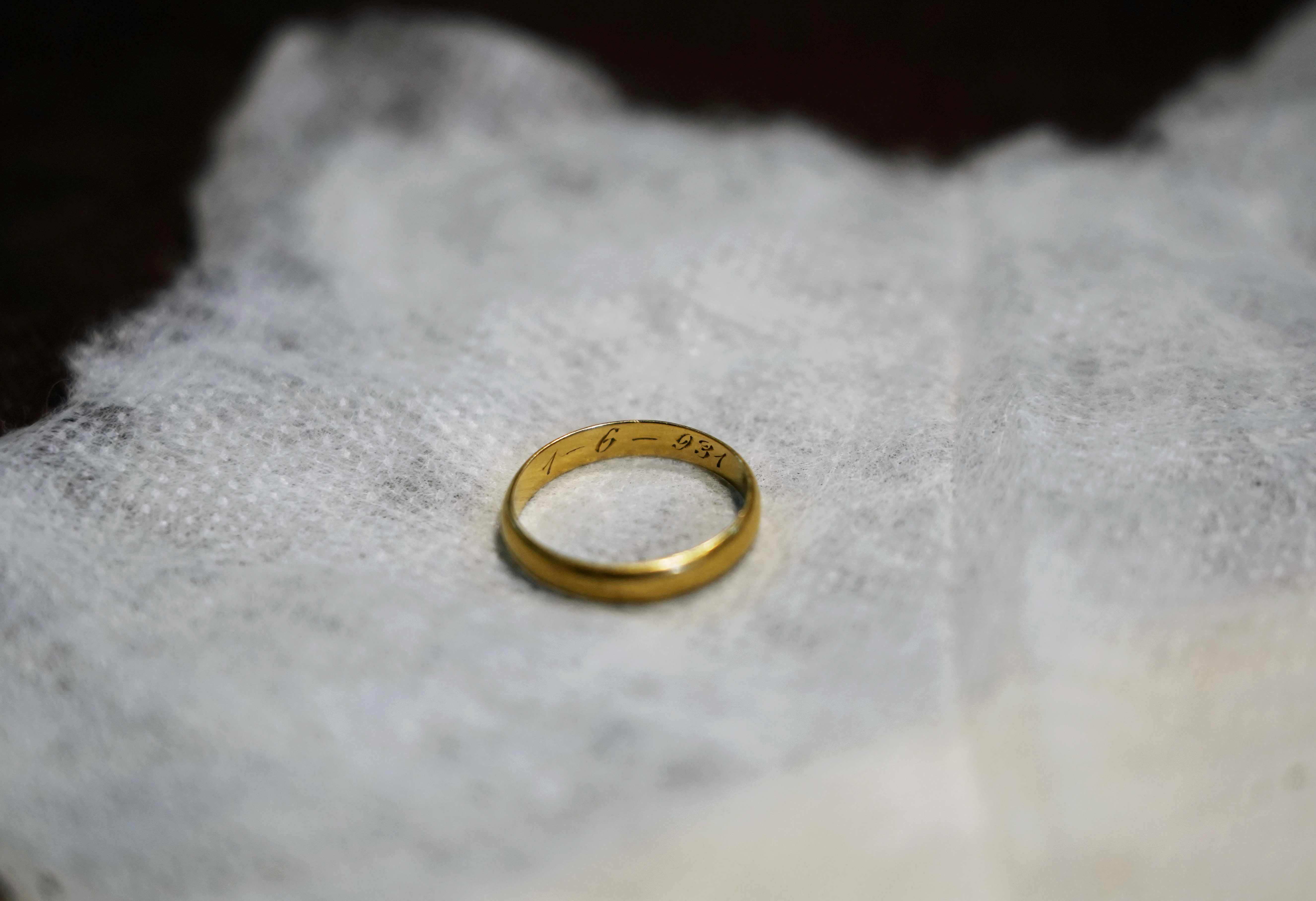 Anillo encontrado en una fosa común cierra heridas de la guerra civil española