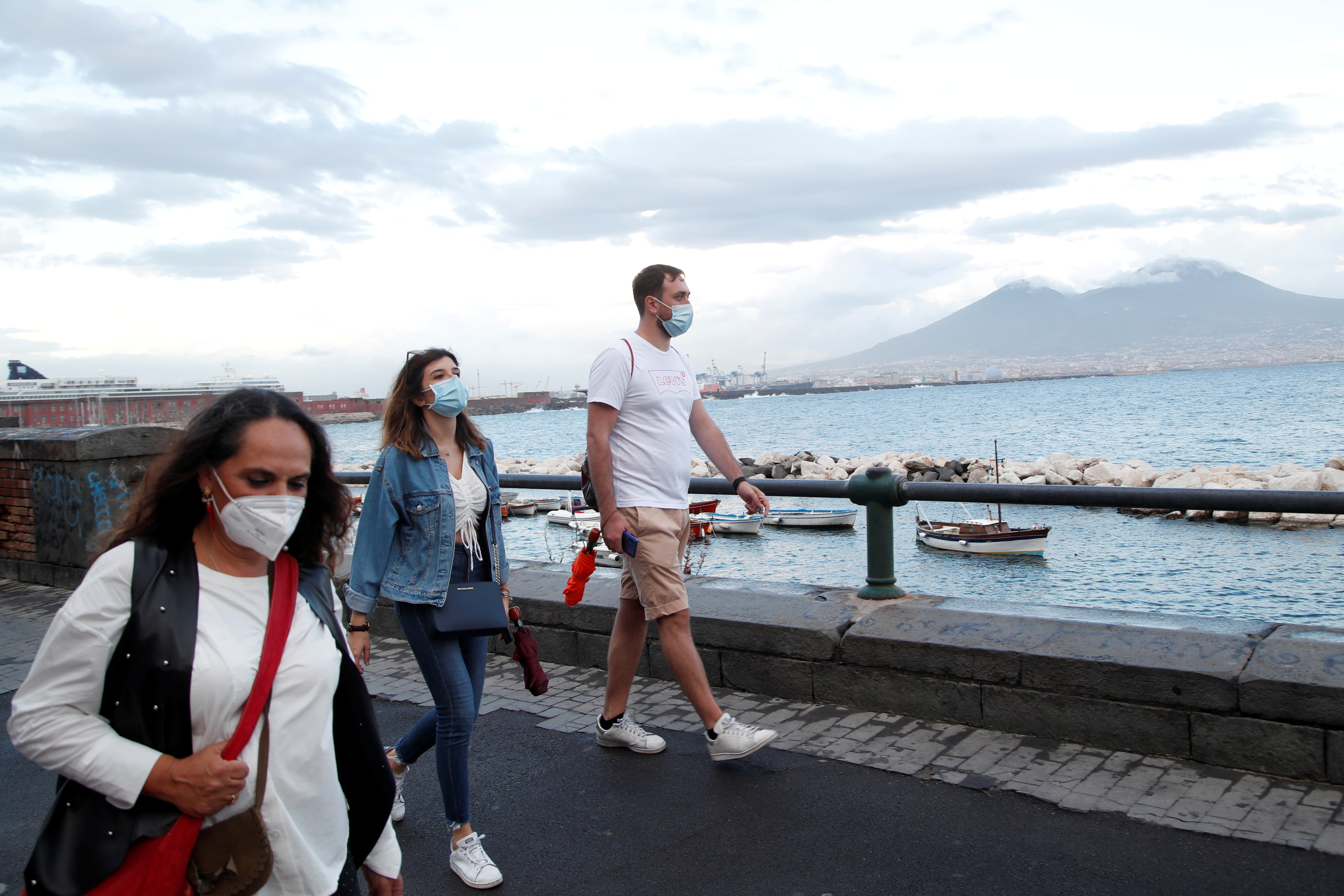 ¿Necesarias o no? Vuelve el debate sobre el uso de mascarillas al aire libre