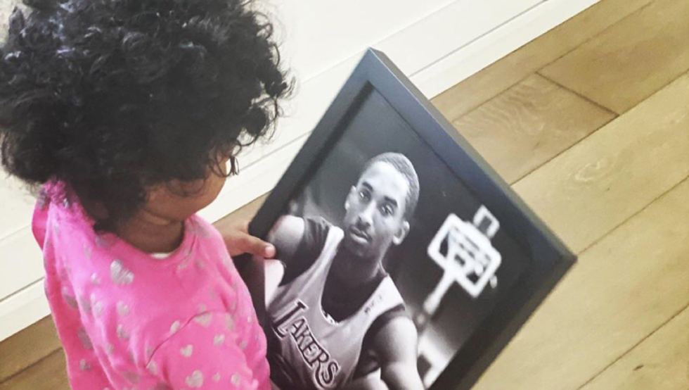 Vanessa Bryant publicó un tierno video de su hija más pequeña con un recuerdo de Kobe (Video)