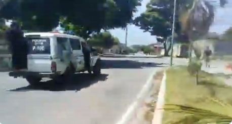 EN VIDEO: Personas sin participar en manifestación, fueron atacadas por patrulla de la policía de Yaracuy que luego se dio a la fuga