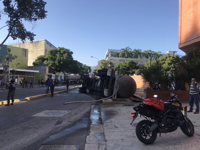 Una gandola cisterna se volcó frente la estación del Metro Los Cortijos #18Sep (FOTOS)