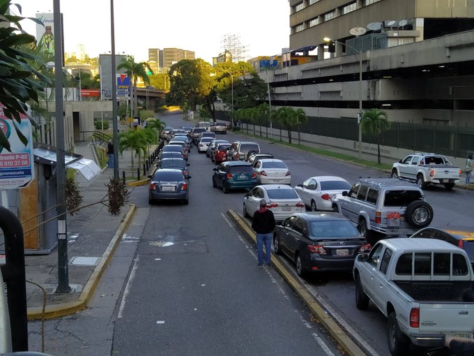 Dentro de tres meses todas las estaciones de servicio venderán gasolina dolarizada