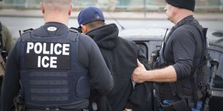 Condenan por 18 meses a migrante que golpeó a un agente de ICE durante una redada