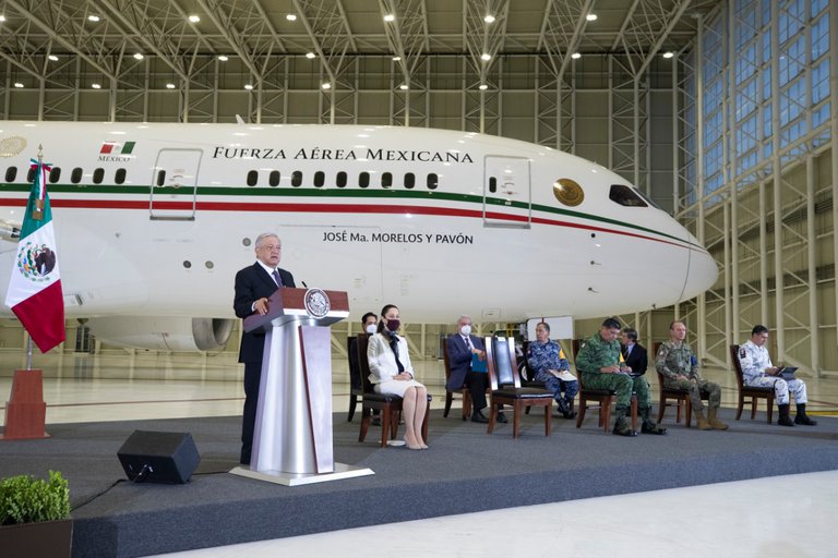 López Obrador reprochó nuevamente la compra del avión presidencial y dijo que “ya está por venderse”