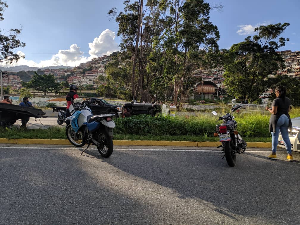 Al menos un herido tras volcamiento en la autopista Francisco Fajardo a la altura de Antímano (Fotos)