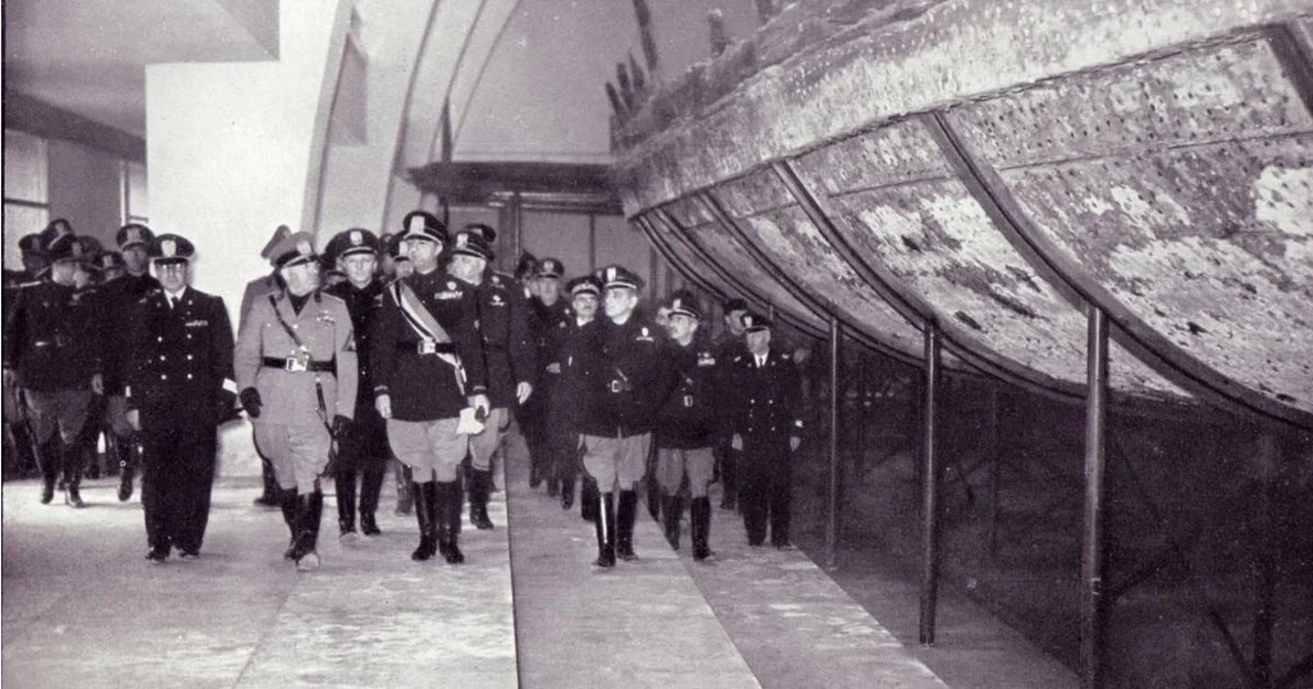 Los barcos que Calígula usó para sus orgías, Mussolini los sacó del fondo de un lago y Hitler terminó quemándolos