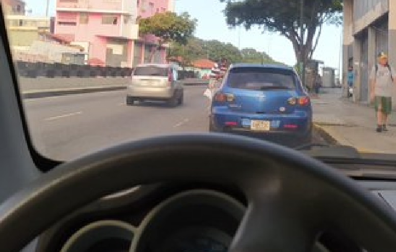 Caraqueños amanecieron en una bomba de Catia a la espera de la gasolina #5Sep (Foto)