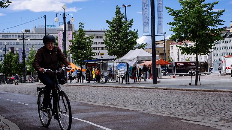 En Finlandia te regalan tortas si sueltas el carro y agarras la bicicleta