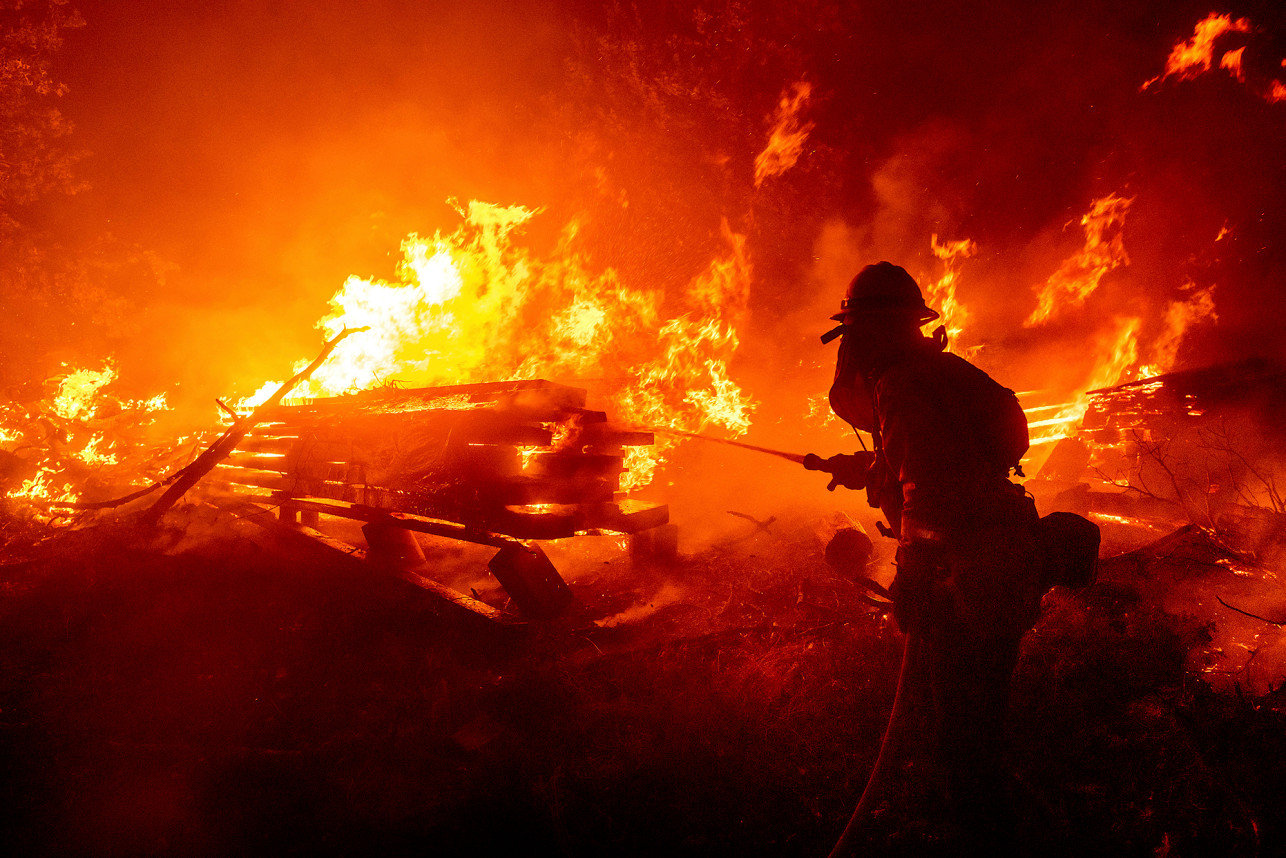 Evacuaron más ciudades tras los devastadores incendios forestales en California (FOTOS)