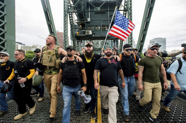 Gobernador de Oregon declara el estado emergencia en Portland ante la manifestación de Proud Boys