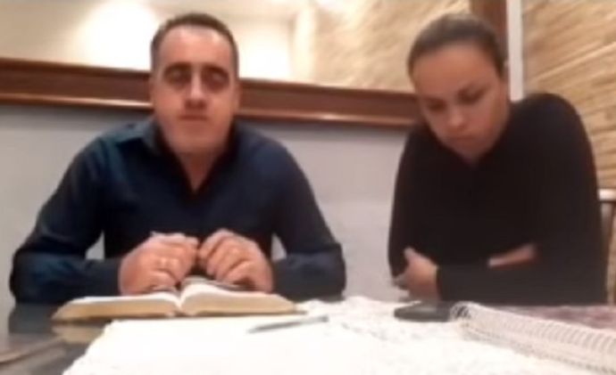 Repudio en Brasil: Pastor evangélico agredió a su esposa sin saber que estaba en vivo (Video)