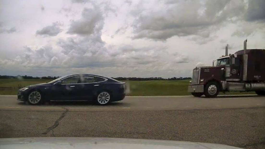 ¡Insólito! Policía detuvo un tesla porque su conductor se quedó dormido a 140 km/h