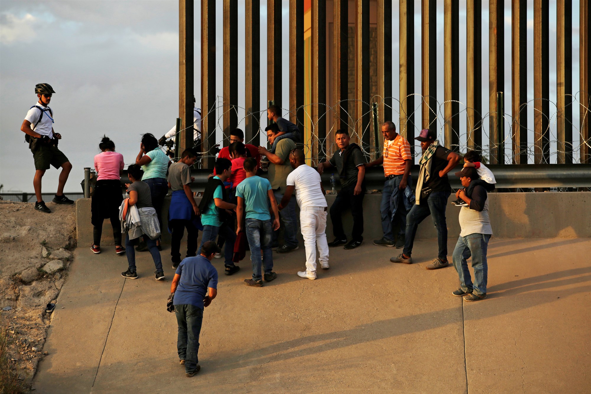 Corte Suprema de EEUU asumirá el gasto del muro fronterizo de Trump y la política de asilo