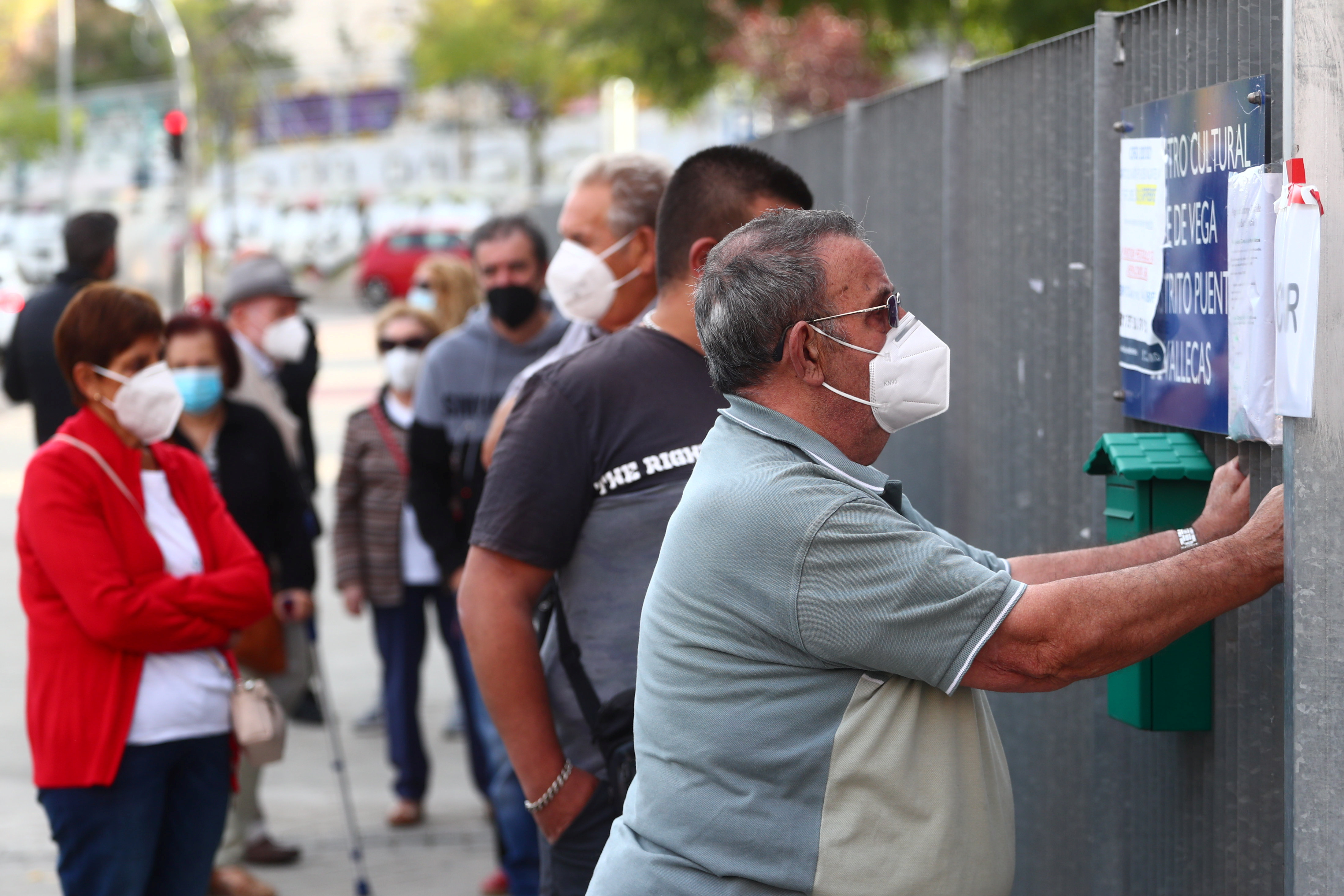 España evalúa retomar las mascarillas ante brote de la gripe y otros virus respiratorios