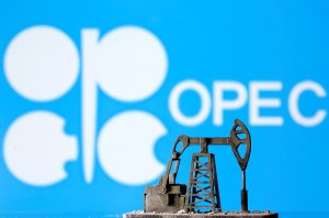La Opep+ busca un acuerdo para prolongar los recortes de su oferta petrolera