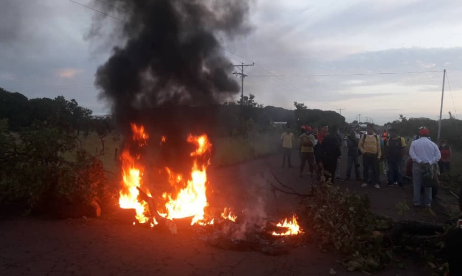 En Amazonas, comunidades indígenas trancan vías por falta de servicios básicos este #6Oct (FOTOS)