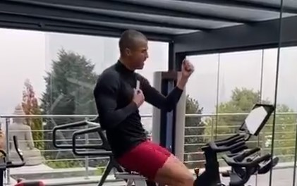 El nuevo look de Cristiano Ronaldo acaparó los focos… se volvió loco y se “rapó el coco” (Imágenes)