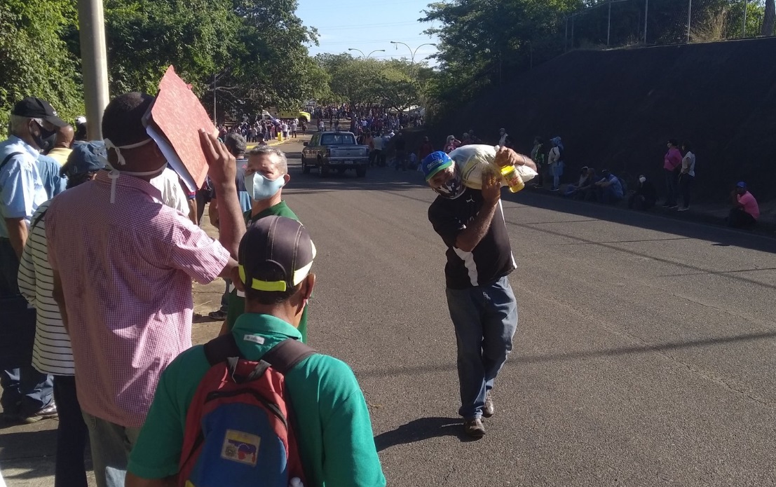 En Guayana, jubilados hacen KILOMÉTRICA cola para recibir una bolsa de comida #26Oct (FOTOS)