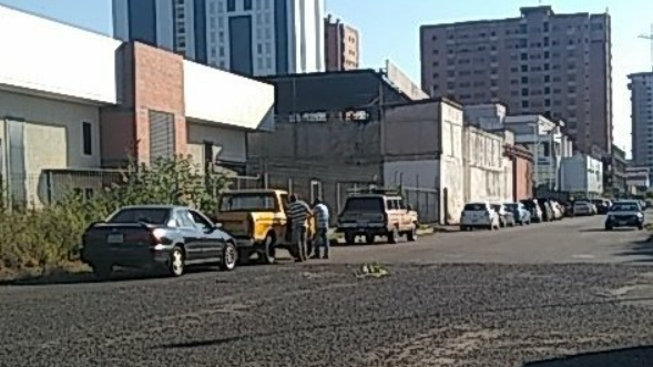 Guardias en Puerto Ordaz dejan a la buena de Dios a ciudadanos que intentan hacer la cola por gasolina #9Oct (Foto)