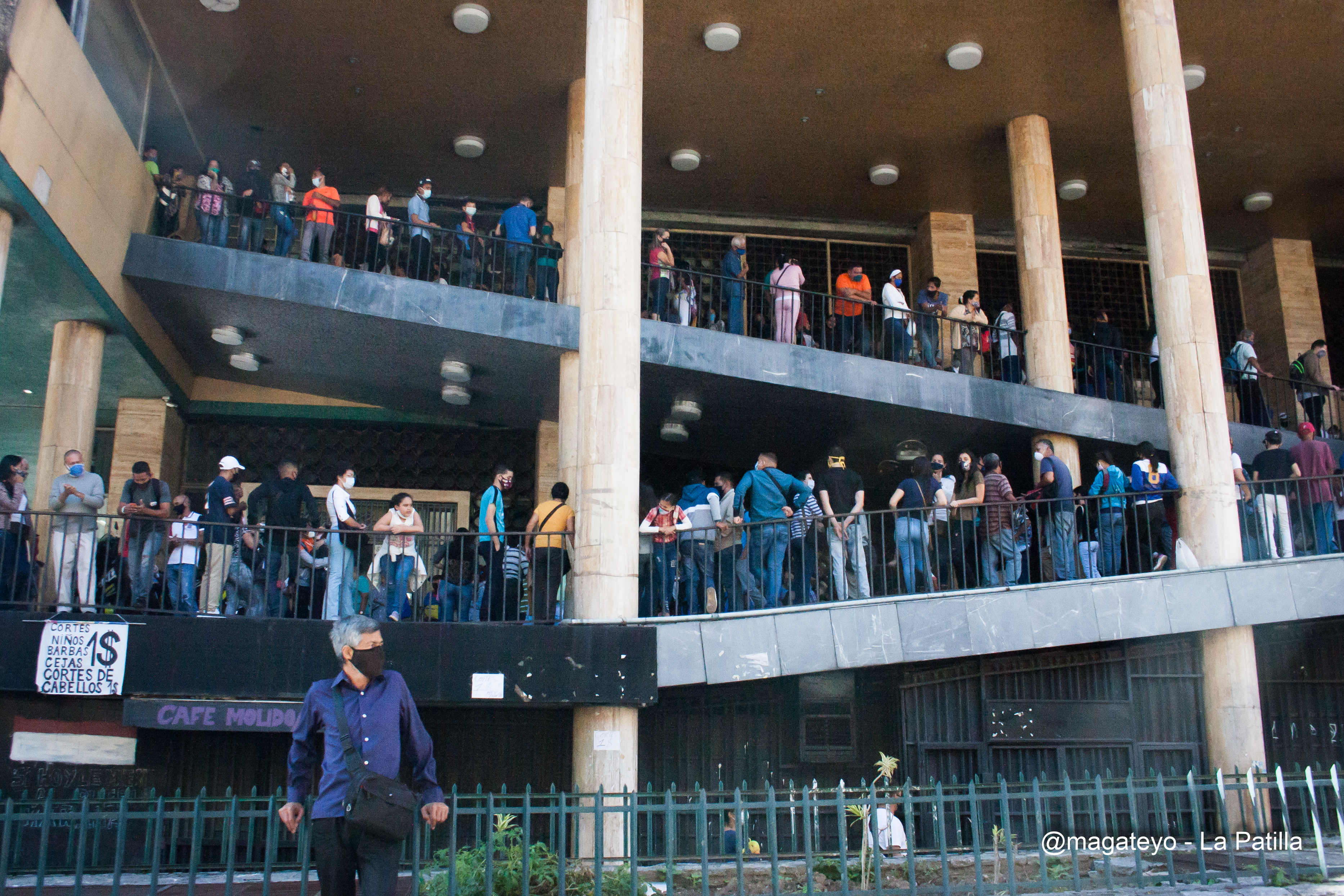 Sin control, ni distanciamiento social sedes del Saime están repletas de personas este #19Oct (Fotos y Videos)