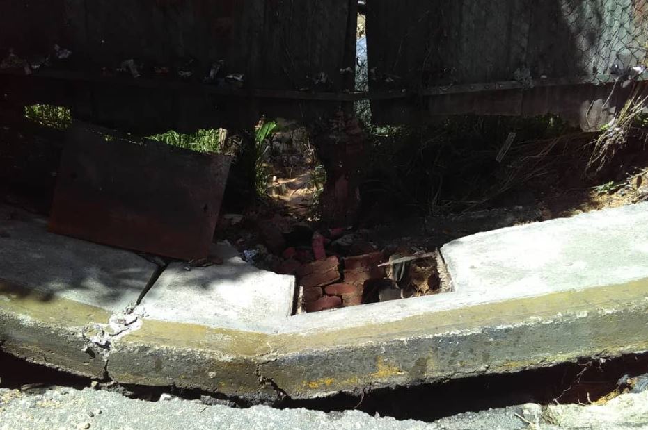 Enorme bote de aguas blancas socava calle y casas en Sarría (FOTOS)