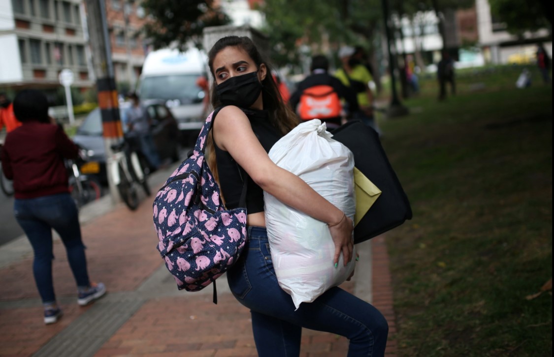 Estudio señala que migrantes venezolanos en Colombia sufren más las consecuencias económicas de la pandemia