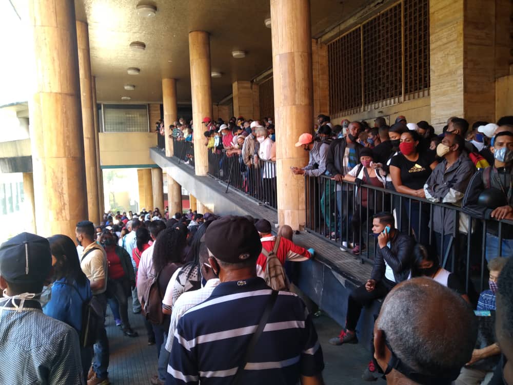 Así amaneció el Saime de Plaza Caracas este #19Oct (Fotos y Video)