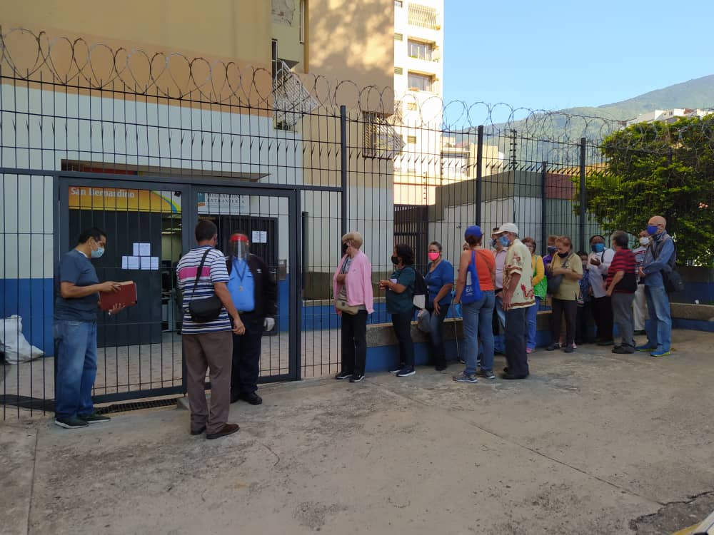 Se registran largas colas en las oficinas de Saime en San Bernardino #19Oct (VIDEO)