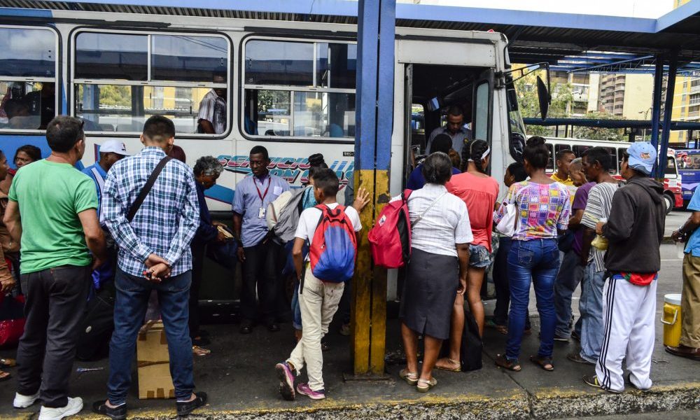 Terror en Charallave: Una adolescente se negó a ser robada en un autobús… y la apuñalaron en la cabeza