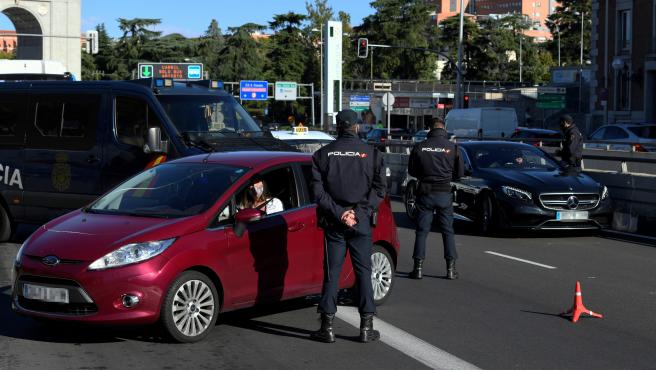 Las dudas que deja el cierre en Madrid: ¿Se puede ir de una ciudad confinada a otra? ¿Y a un parque?