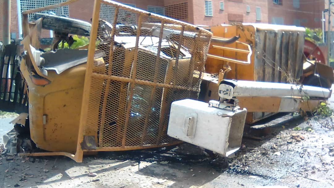 Grúa de Corpoelec causó destrozos tras volcarse en el este de Caracas (FOTOS)