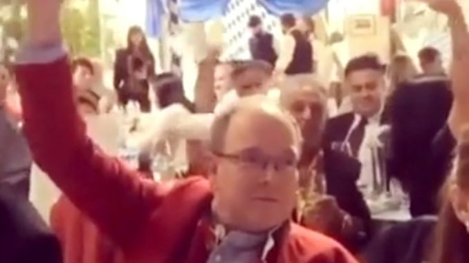 Polémica por el festejo sin tapabocas ni distanciamiento social de Alberto de Mónaco en el Oktoberfest