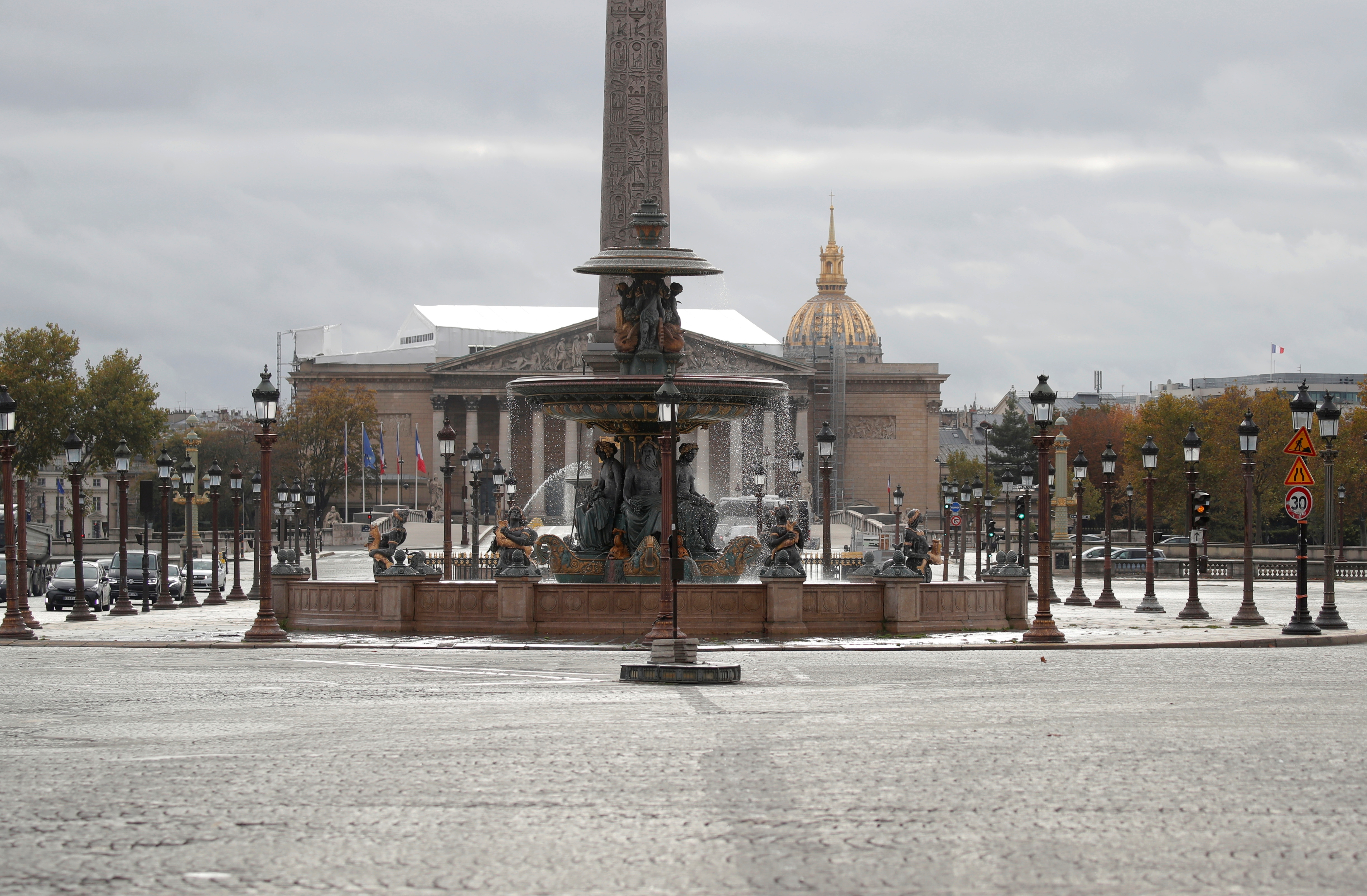 París aumenta las restricciones y ordena el cierre de más negocios