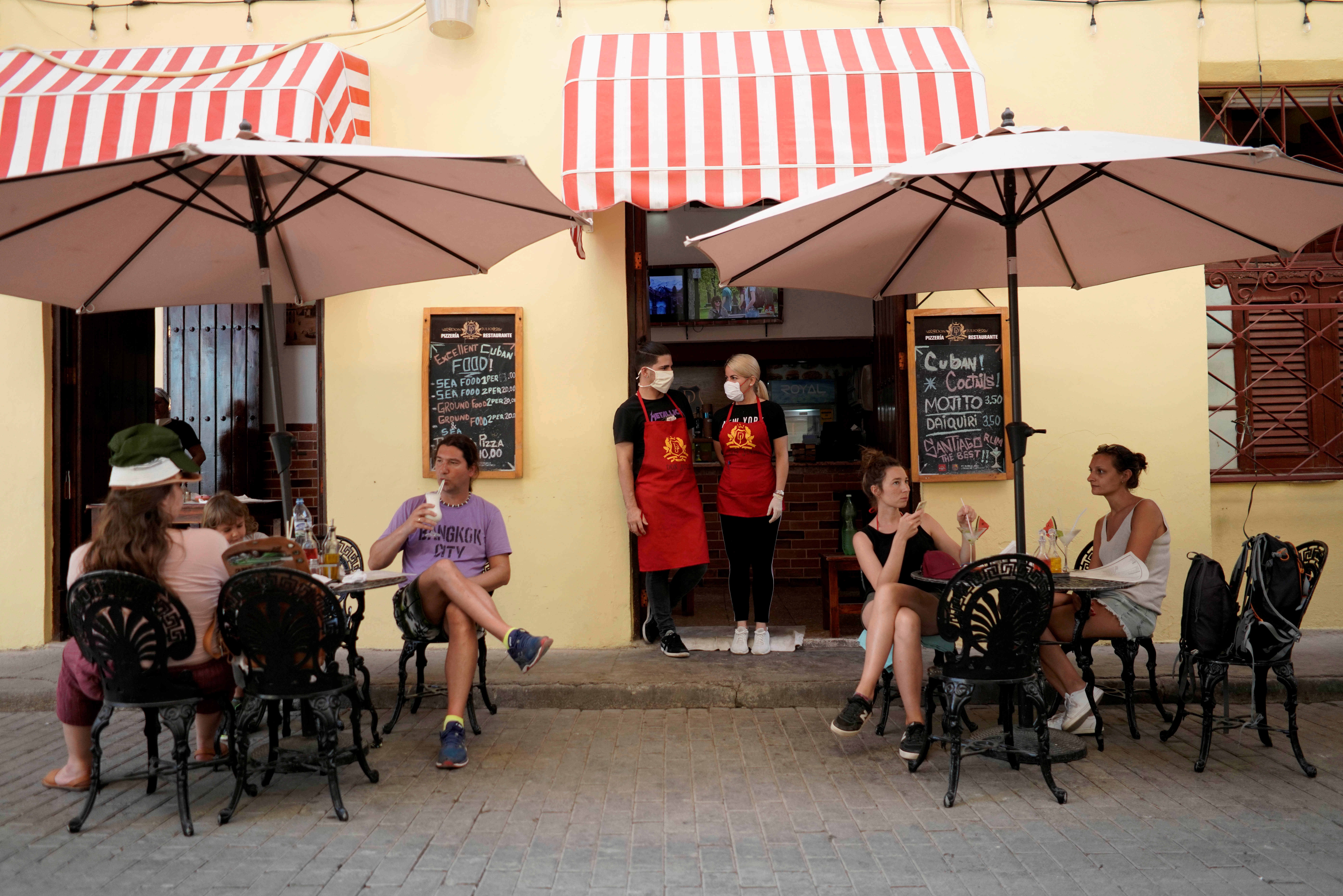 El régimen cubano se deshace de miles de restaurantes para ahorrarse los subsidios