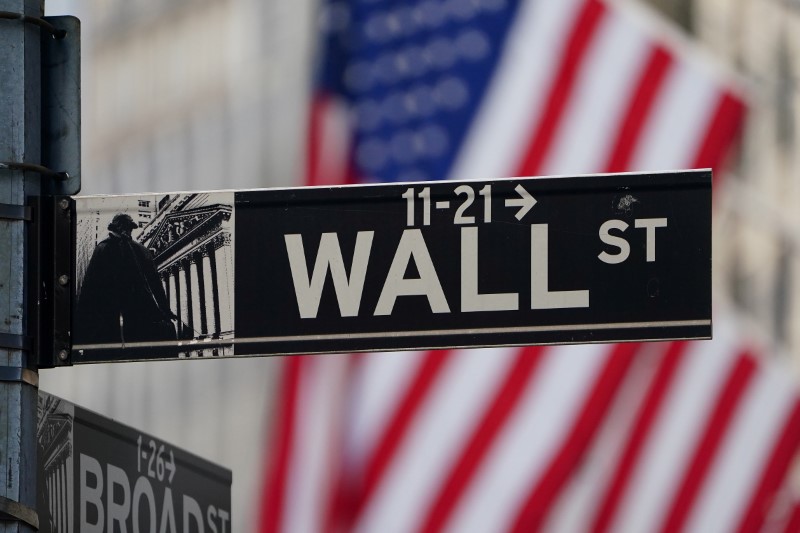 Wall Street no logra detener la caída, preocupada por el crecimiento