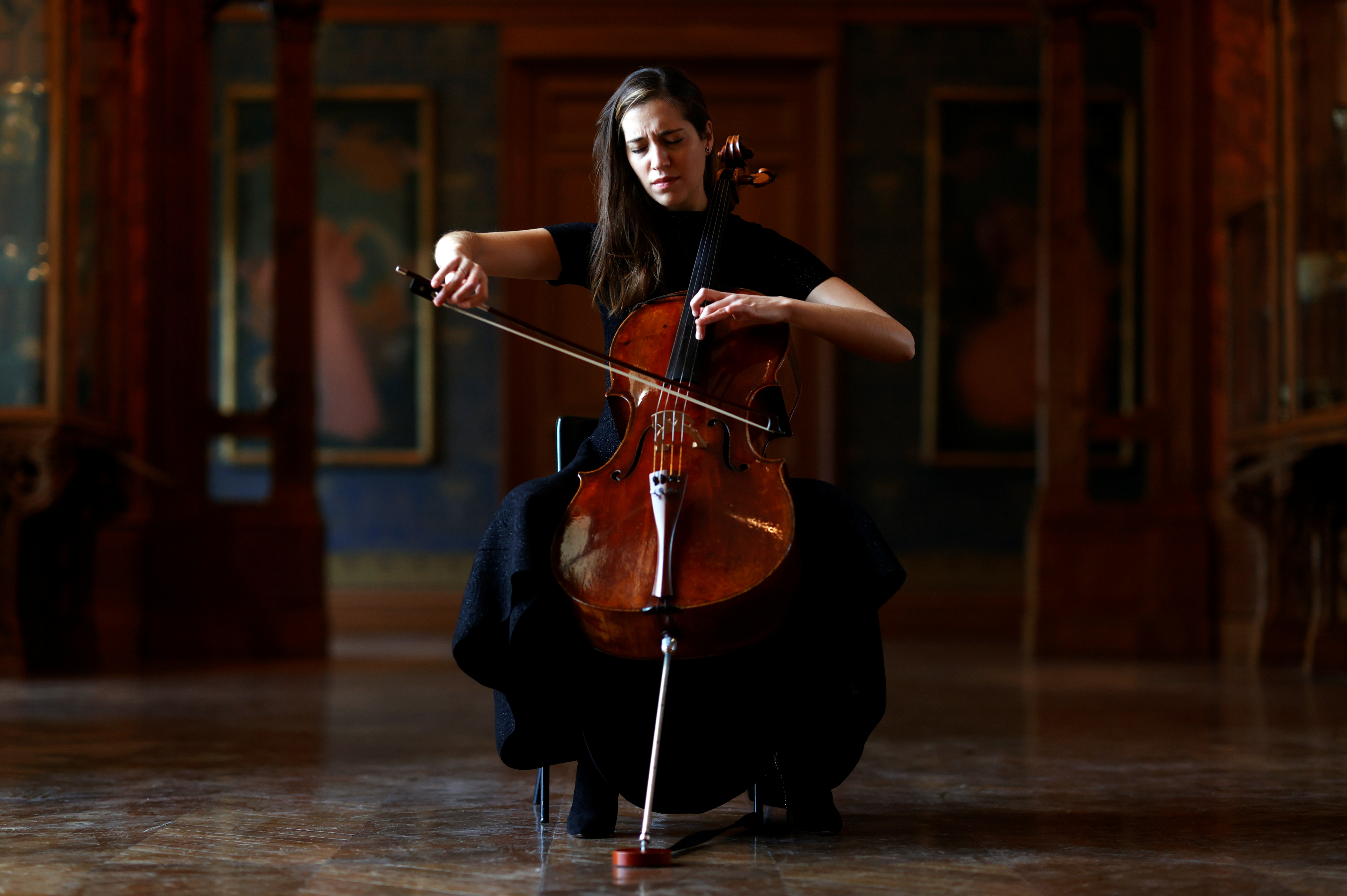 Violonchelista convierte museos cerrados de París en escenario de conciertos filmados y ser publicados en redes