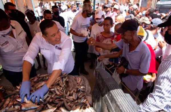 Jugando con el hambre del pueblo: Candidatos al fraude del #6Dic ofrecen comida por votos