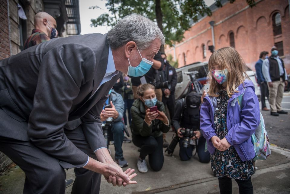 Alcalde de Nueva York alertó que escuelas podrían cerrar el lunes por auge del Covid-19