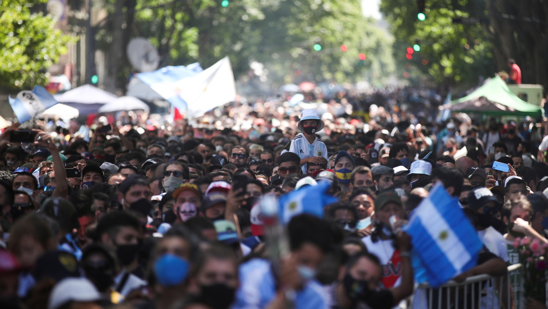 Incidentes y balazos de goma en las inmediaciones de la Casa Rosada por el cierre de la fila para despedir a Maradona (Fotos y Video)