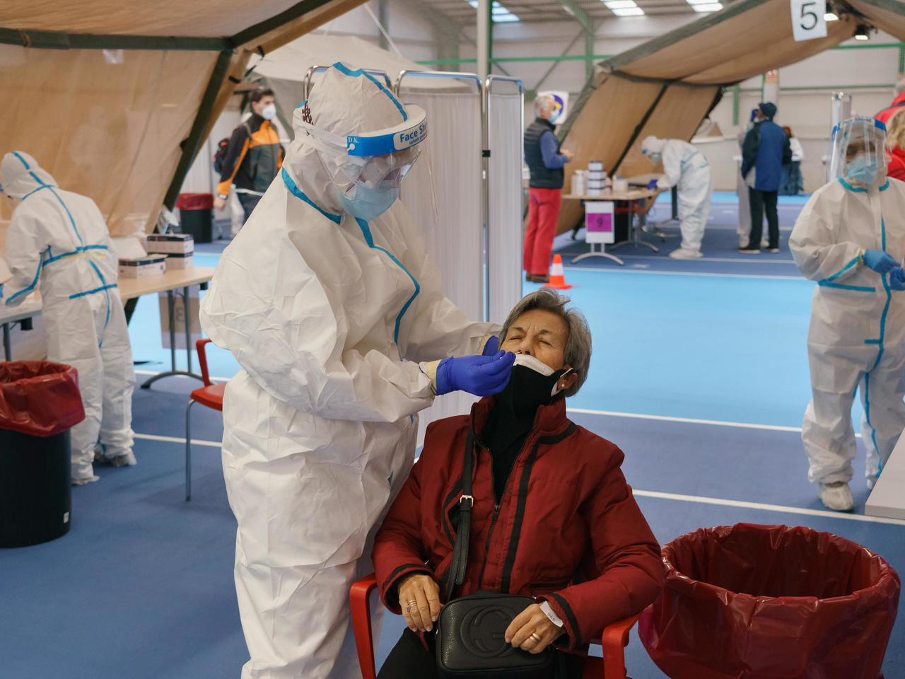 Autoridad sanitaria en Francia recomienda vacunar primero a ancianos en residencias