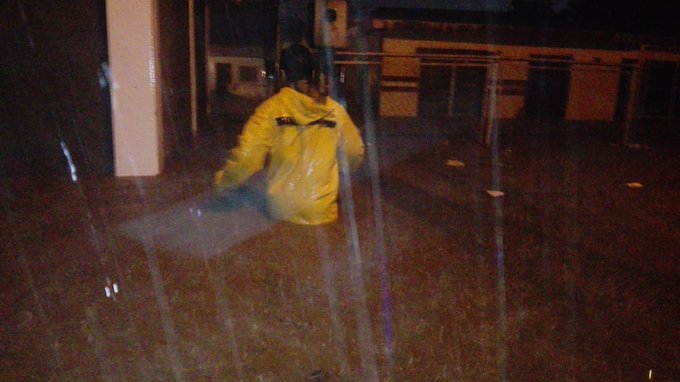 Fuerte aguacero “inundó” a Maracaibo la madrugada de este #17Nov (Fotos y Videos)