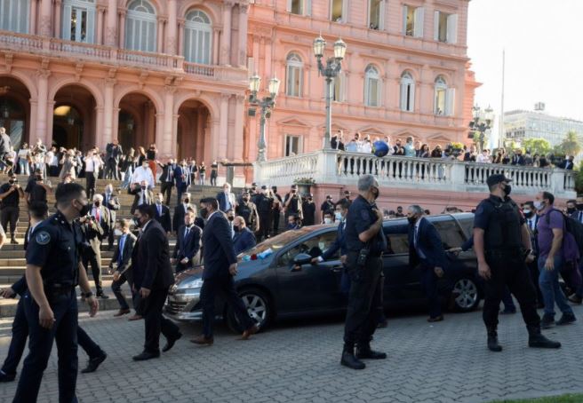 Trasladarán cuerpo de Maradona del cementerio a un mausoleo por pedido de sus hijas 